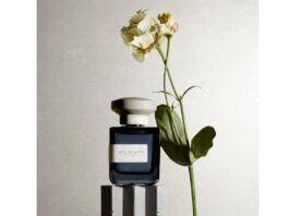 site-industries-cosmetiques Un flacon de parfum au parfum floral.