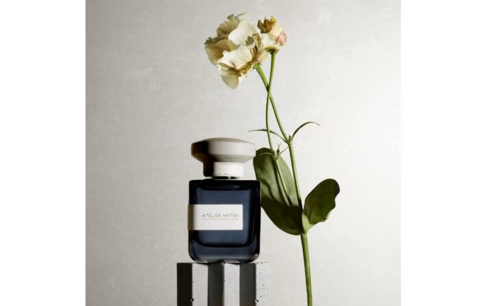 site-industries-cosmetiques 带有花香的香水瓶。
