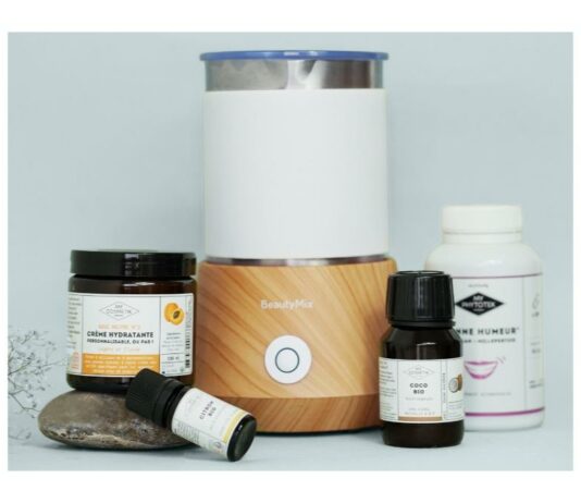 site-industries-cosmetiques 一瓶精油和一个扩香器。