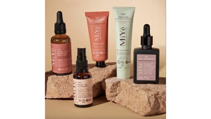 site-industries-cosmetiques Productos Nyx para el cuidado de la piel sobre una roca.