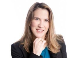 site-industries-cosmetiques Une femme en costume d'affaires posant pour une photo avec Brouillon auto.