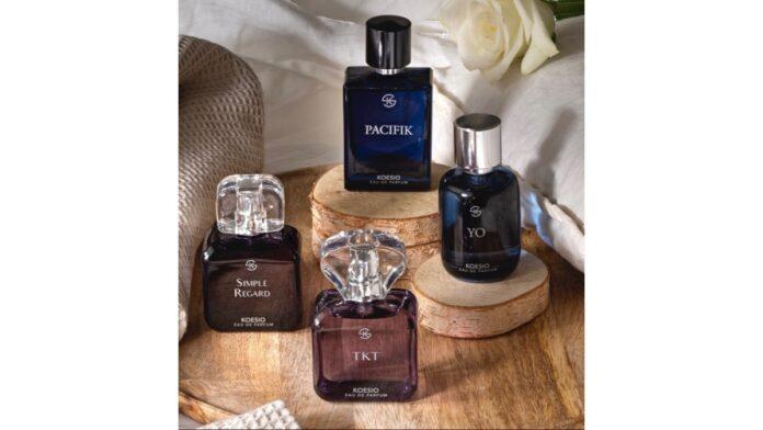 site-industries-cosmetiques Tres frascos de perfume sobre una mesa de madera.