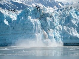 site-industries-cosmetiques Un grand glacier avec de l'eau qui coule.