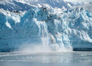 site-industries-cosmetiques Un grand glacier avec de l'eau qui coule.