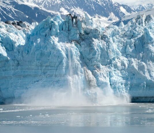 site-industries-cosmetiques Un grand glacier avec de l'eau qui coule.