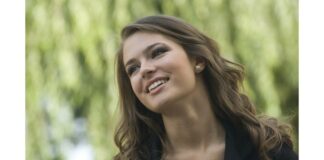 site-industries-cosmetiques Une jeune femme posant joyeusement devant un arbre.