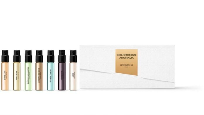 site-industries-cosmetiques Conjunto de cinco frascos de perfume numa caixa branca.