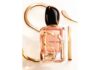 site-industries-cosmetiques Une bouteille de parfum sur fond blanc.