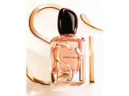 site-industries-cosmetiques Un frasco de perfume sobre fondo blanco.