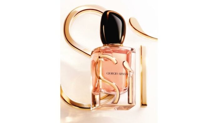 site-industries-cosmetiques Un frasco de perfume sobre fondo blanco.
