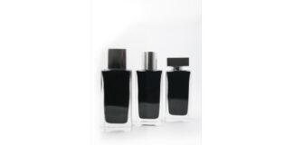 site-industries-cosmetiques Trois flacons de parfum noirs sur fond blanc.