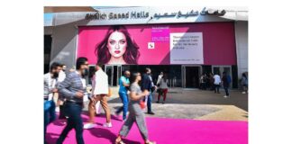 site-industries-cosmetiques A group of people walking in front of a pink building, captured by Brouillon auto.