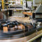site-industries-cosmetiques Una máquina modernizada en el laboratorio de control de calidad de una fábrica.