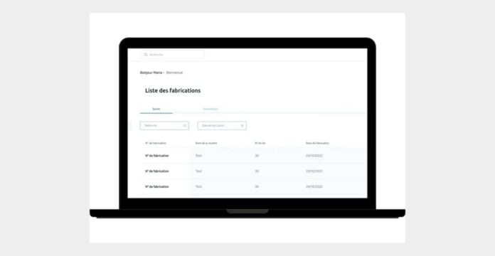 site-industries-cosmetiques 自动笔记本电脑，屏幕显示发票清单。