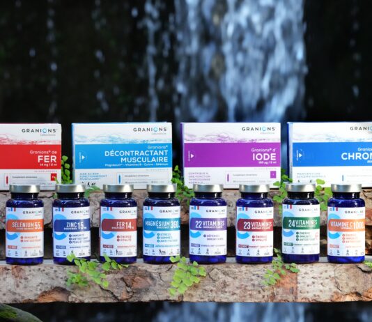 site-industries-cosmetiques EA 制药公司在国际市场上收购的一组瓶子，优雅地摆放在风景如画的瀑布旁。