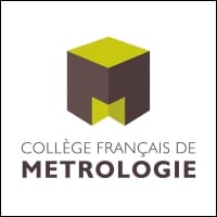 site-industries-cosmetiques La imagen muestra el logotipo del Collège Français de Métrologie. El logotipo consiste en una forma cúbica con una combinación de colores verde y marrón, que recuerda a elementos naturales utilizados a menudo en la industria cosmética. Debajo del cubo, el texto reza "Collège Français de Métrologie" en mayúsculas.