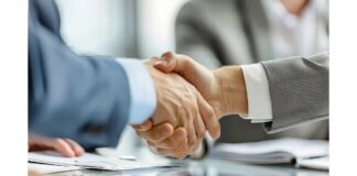 site-industries-cosmetiques Dos personas se dan la mano en un escritorio en un entorno profesional, señal de una nueva asociación. Ambos llevan traje, documentos y un bolígrafo sobre la mesa, señal de seriedad en los negocios. El fondo se difumina para centrar la atención en este importante momento, certificado por EcoVadis.