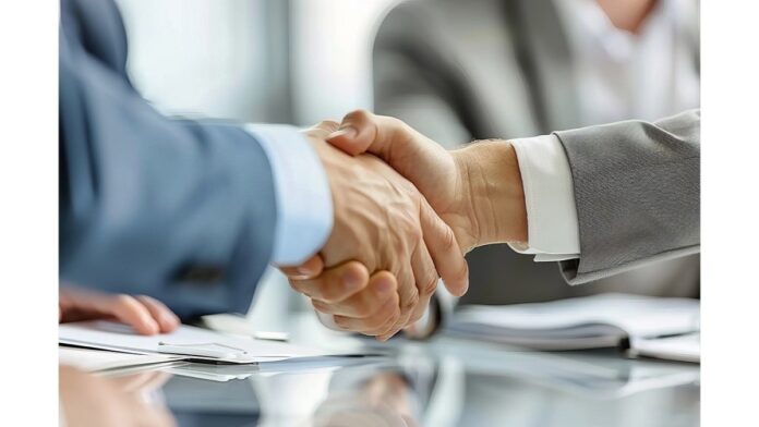 site-industries-cosmetiques Deux personnes se serrent la main à un bureau dans un cadre professionnel, signe de l'acquisition d'un nouveau partenariat. Les deux portent un costume, avec des documents et un stylo sur le bureau, signe d'une affaire sérieuse. L'arrière-plan est flou pour se concentrer sur ce moment important certifié EcoVadis.