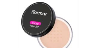 site-industries-cosmetiques Aquí se muestra un envase de polvos sueltos de la marca turca Flormar. La tapa es negra y lleva la marca "flormar" y las palabras "Loose Powder". El polvo, vinculado al Grupo Rocher, es de color beige claro, visible a través de la parte transparente del envase.