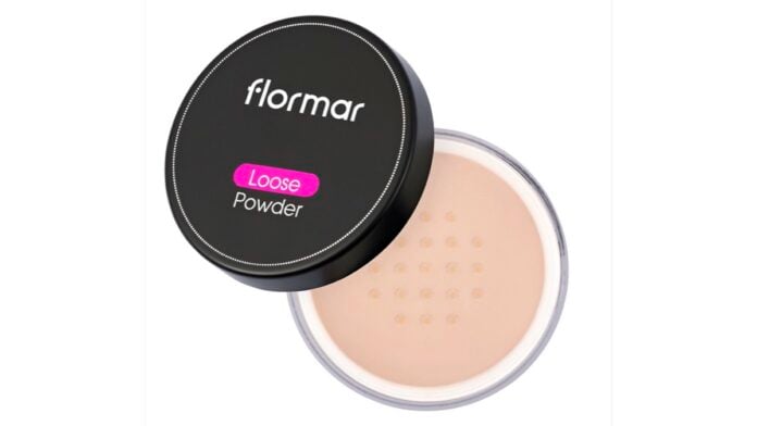 site-industries-cosmetiques On voit ici un récipient de poudre libre de la marque turque Flormar. Le couvercle est noir et porte le nom de la marque « flormar » et les mots « Loose Powder ». La poudre, liée au Groupe Rocher, est de couleur beige clair, visible à travers la partie transparente du récipient.