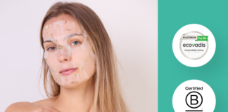 site-industries-cosmetiques Una persona, de pie sobre un fondo neutro, lleva una mascarilla y sujeta una pequeña flor blanca junto al pecho, como si estuviera plasmada en un boceto de coche de Brouillon. A la derecha, los logotipos de la calificación de sostenibilidad EcoVadis Platino y de la Corporación B certificada subrayan la escena.