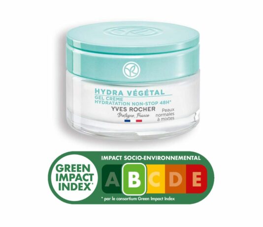 site-industries-cosmetiques 一罐浅绿色盖子的伊夫-罗歇 Hydra Végétal 凝露霜上贴着 "48 小时不间断保湿 "的标签，适用于中性至混合性皮肤。绿色影响指数（Green Impact Index）将其评为 "C "级，可根据从 A 到 E 的色标对产品进行评估。