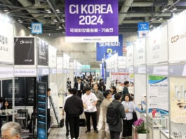site-industries-cosmetics 参观者在贸易展的展台上漫步，"CI KOREA 2024 "的字样就挂在展台的横幅上。在标有 "CI KOREA 2024 "字样的展区中，一个汽车展吸引了人们的目光，为整个展区增添了创新和热情的活力。