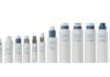 site-industries-cosmetiques 一排 14 个白色的布鲁永护肤品瓶和容器，形状和大小各异，每个都贴有蓝色标签，在纯白背景上排列成一排。容器上标有 "Derma 系列 "字样。