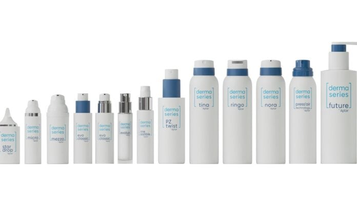 site-industries-cosmetiques 一排 14 个白色的布鲁永护肤品瓶和容器，形状和大小各异，每个都贴有蓝色标签，在纯白背景上排列成一排。容器上标有 "Derma 系列 "字样。
