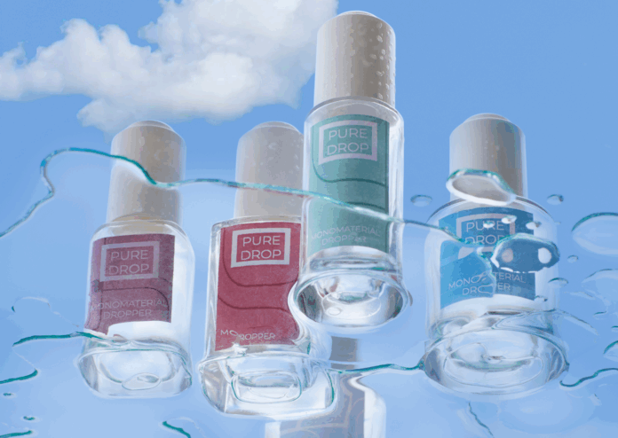 site-industries-cosmetiques Quatre flacons de vernis à ongles Pure Drop de différentes couleurs se détachent sur un ciel bleu nuageux, parsemé de gouttes d'eau et de traînées. L'image souligne l'engagement de la marque en faveur d'un emballage cosmétique responsable.
