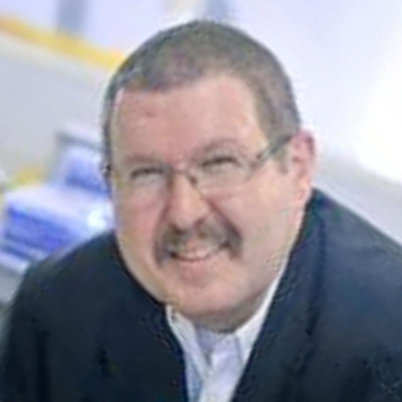 The IFSCC Congress 2025 promises to be particularly rich and intense 3 site-industries-cosmetiques Un homme d'âge moyen aux cheveux courts, portant des lunettes et une moustache, est vêtu d'une veste de costume et d'une chemise blanche. Il sourit et apparaît dans un bureau intérieur, peut-être en train de préparer le congrès 2025 de la FISCC, avec des détails flous à l'arrière-plan.