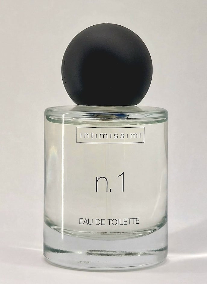 Capardoni : l’innovation italienne au service de l’emballage durable 2 site-industries-cosmetiques Un flacon en verre transparent d'Intimissimi n.1 Eau de Toilette avec un grand bouchon sphérique noir, photographié sur un fond blanc uni, témoigne de l'innovation italienne en matière de design et de style.