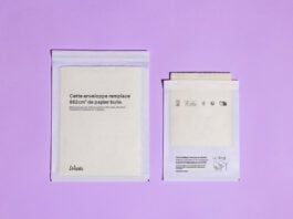 site-industries-cosmetiques 紫色背景下是两个用回收羊毛制成的白色绗缝信封。左边较大的信封用法文书写，较小的信封上有说明和回收标志。
