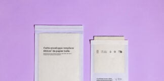 site-industries-cosmetiques Deux enveloppes matelassées blanches fabriquées avec de la laine recyclée sont présentées sur un fond violet. L'enveloppe la plus grande, à gauche, est écrite en français, tandis que la plus petite présente des instructions et un symbole de recyclage.