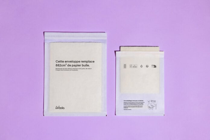 site-industries-cosmetiques Deux enveloppes matelassées blanches fabriquées avec de la laine recyclée sont présentées sur un fond violet. L'enveloppe la plus grande, à gauche, est écrite en français, tandis que la plus petite présente des instructions et un symbole de recyclage.