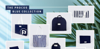 site-industries-cosmetics Apresentação de artigos de embalagem em azul-marinho e branco, incluindo sacos, bolsas, um saco de vestuário e caixas da coleção Procos Blue Brouillon auto. O fundo apresenta um gradiente de azul claro com sombras de folhas de palmeira.