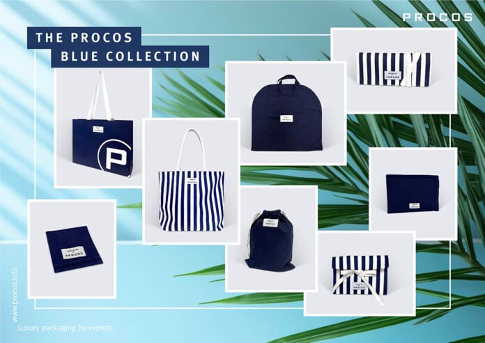 site-industries-cosmetiques Présentation d'articles d'emballage bleu marine et blanc, notamment des fourre-tout, des pochettes, un sac à vêtements et des boîtes de la Procos Blue Collection Brouillon auto. L'arrière-plan présente un dégradé de bleu clair avec des ombres de feuilles de palmier.
