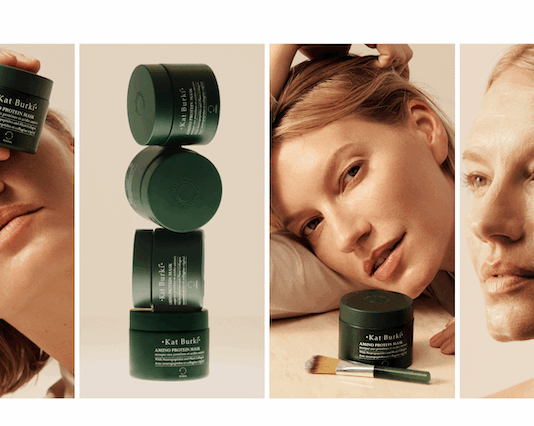 site-industries-cosmetiques Quatre images montrent une femme à la peau claire utilisant les produits de soin Kat Burki dans des pots verts. Les produits sont empilés dans une image, et la femme applique la crème sur son visage à l'aide d'un pinceau dans une autre.