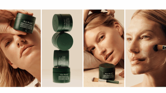 site-industries-cosmetiques 四张图片展示了一位皮肤白皙的女士使用绿色罐子里的 Kat Burki 护肤品。在一张图片中，产品被叠放在一起，而在另一张图片中，这位女士用刷子将面霜涂抹在脸上。.