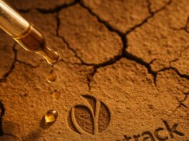 site-industries-cosmetiques 滴管将液体释放到干裂的土地上。泥土上刻有 "Global Scentrack "字样和一个圆形标志，彰显了 TechnicoFlor 对减少香料世界碳足迹的承诺。.