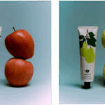 Sowvital 和 Scentmate 的全新护手霜系列,灵感来自果园水果 site-industries-cosmetiques 四张并排照片展示了 Sowvital 护手霜与无花果、苹果、梨和西红柿的搭配。每支护手霜都以浅蓝色为背景,配以相应的水果插图。.