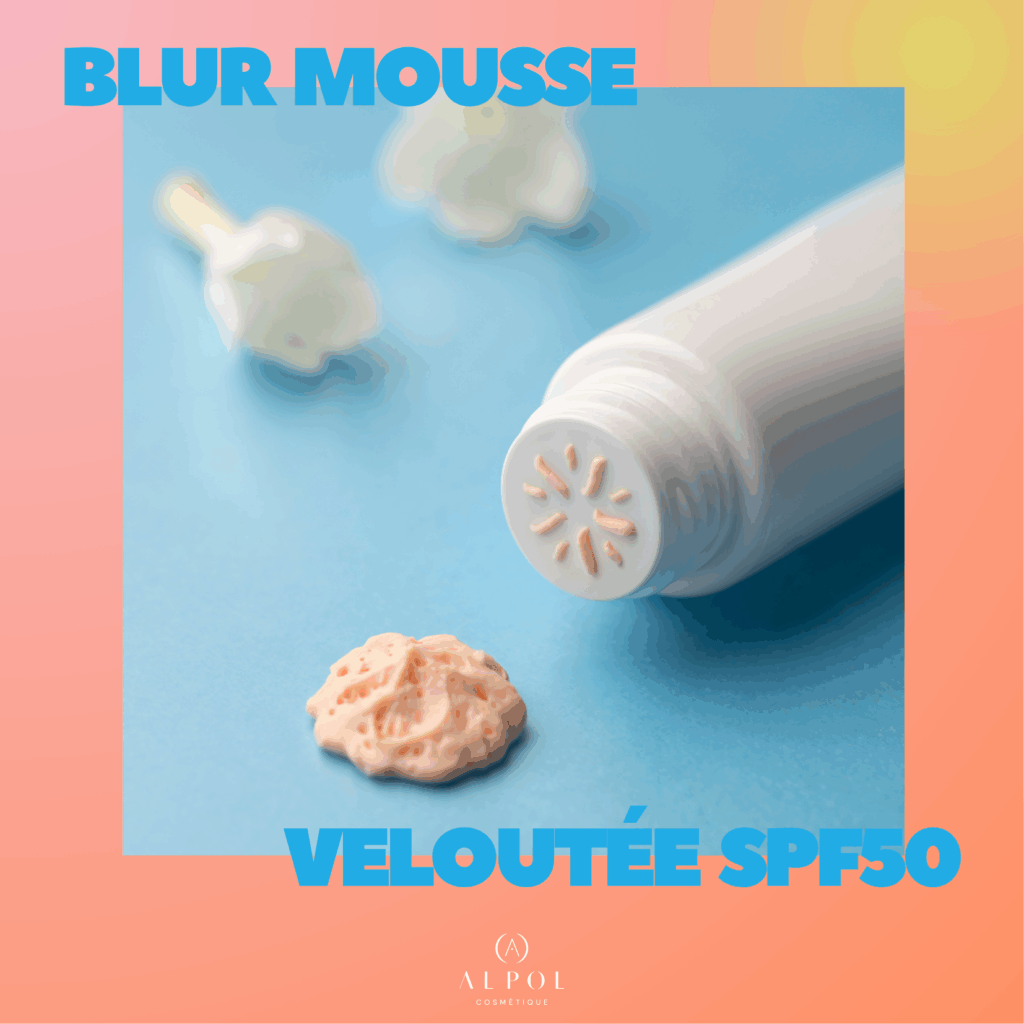 Una temporada de innovación para ALPOL Cosmétique 3 site-industries-cosmetiques Primer plano de un tubo cosmético cuya abertura en forma de estrella distribuye una mousse beige sobre una superficie azul. Destacando la innovación de ALPOL Cosmétique, el texto reza "Blur Mousse Veloutée SPF50" y "Alpol Cosmétique.