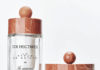 site-industries-cosmetiques Deux récipients en verre contenant des produits de soin de la peau Dix Hectares sont présentés sur une surface blanche. L'un est un grand flacon de sérum et l'autre un petit pot de crème. Les deux ont des couvercles à motifs de marbre et des étiquettes en texte noir.