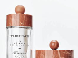 site-industries-cosmetiques Deux récipients en verre contenant des produits de soin de la peau Dix Hectares sont présentés sur une surface blanche. L'un est un grand flacon de sérum et l'autre un petit pot de crème. Les deux ont des couvercles à motifs de marbre et des étiquettes en texte noir.