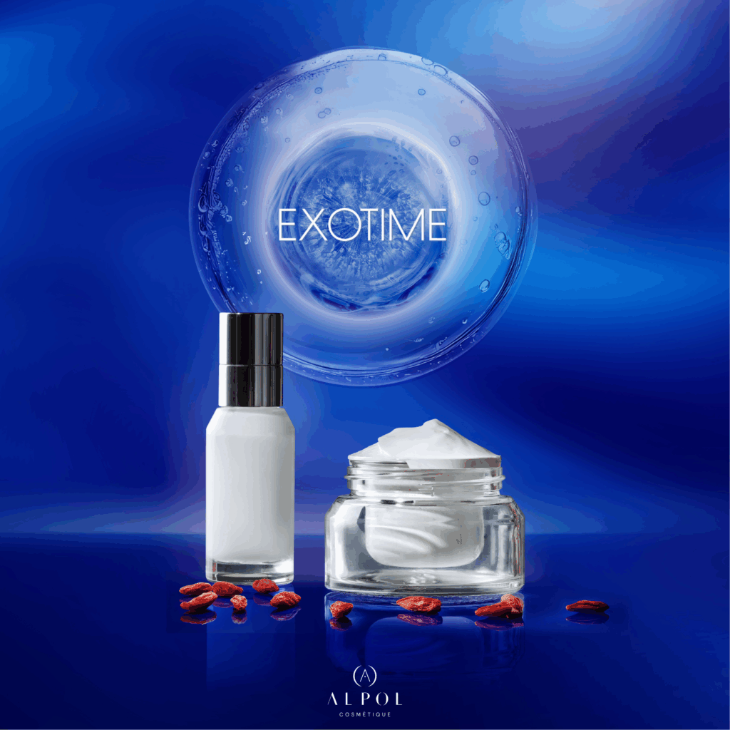 Una temporada de innovación para ALPOL Cosmetics 1 site-industries-cosmetiques Sobre una superficie azul salpicada de pequeñas bayas rojas se colocan una botella blanca y un tarro de cristal abierto de crema. En el fondo, "EXOTIME" flota en un círculo en forma de burbuja, evocando frescura. El logotipo de Alpol Cosmétique y las palabras "Brouillon auto" aparecen debajo.