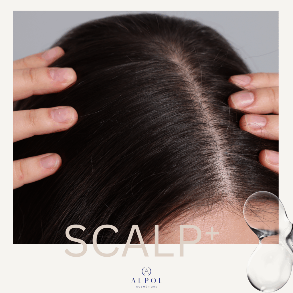 Una temporada de innovación para ALPOL Cosmétique 2 site-industries-cosmetiques Primer plano de una persona que se separa el pelo negro para mostrar un cuero cabelludo limpio y sano. Las manos de la persona apartan suavemente el cabello. La palabra "SCALP+", el logotipo de ALPOL Cosmetics y un toque de innovación aparecen en la imagen.