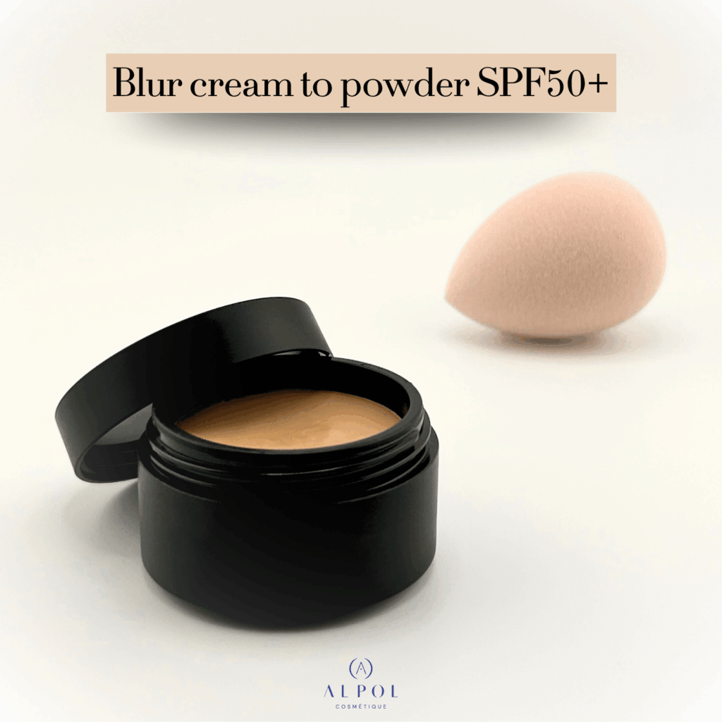 Una temporada de innovación para ALPOL Cosmétique 4 site-industries-cosmetiques Un tarro abierto de crema en polvo difuminada con SPF50+ se sitúa junto a una esponja de maquillaje beige. El nombre del producto aparece en la parte superior, destacando la innovación de ALPOL Cosmétique, mientras que el logotipo de la marca aparece en la parte inferior.