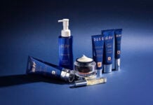 site-industries-cosmetiques Uma pequena gama de seis produtos dermocosméticos azuis de Pier Augé - frascos de loção, boiões de creme e bisnagas - está disposta numa superfície azul com um fundo a condizer. Um frasco é aberto, revelando um remoinho de creme branco.