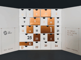 site-industries-cosmetiques Uma caixa de calendário do advento branca do Grupo TNT, com gavetas numeradas em cobre metálico e branco dispostas em grelha, demonstra a sua experiência em embalagens excepcionais. Os nomes das cidades estão indicados na parte inferior de cada aba.