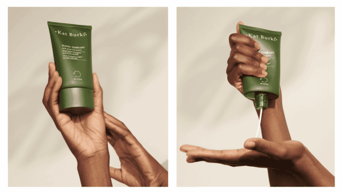site-industries-cosmetiques Deux panneaux montrent des mains avec un tube vert 